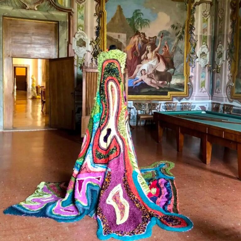 Abito-scultura multicolore di Donna Carmela Santoro nella sala affrescata di Villa Pisani