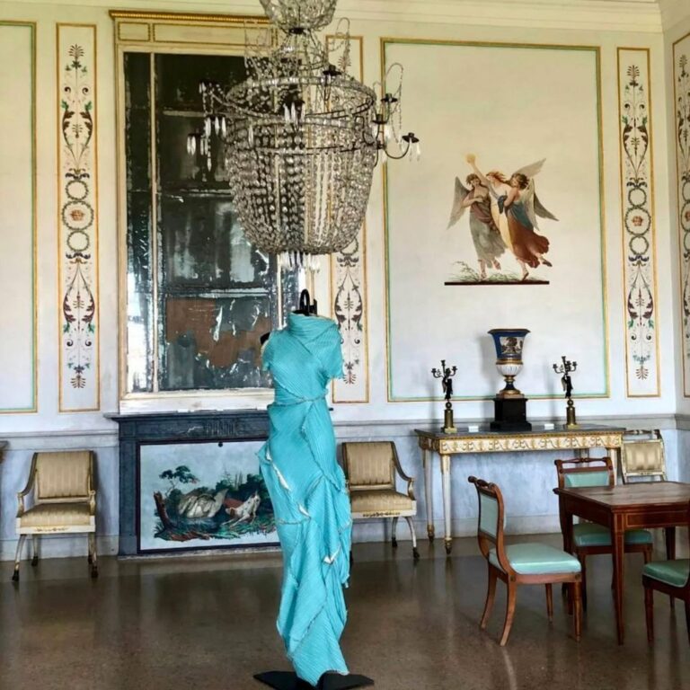 Abito-scultura turchese della mostra Watermarks in una sala di Villa Pisani