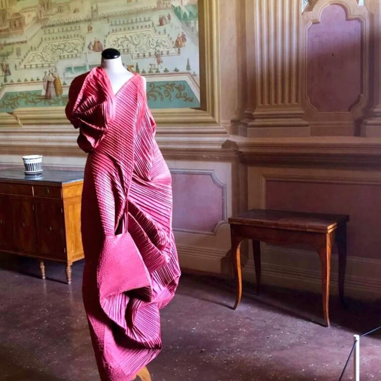 Abito-scultura rosa della mostra Watermarks in una sala affrescata di Villa Pisani